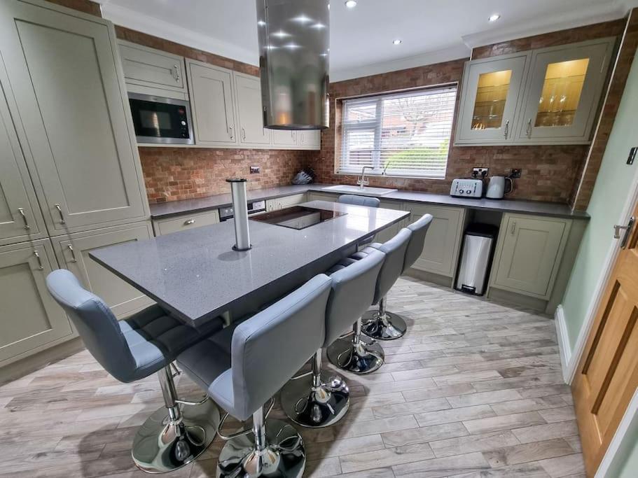 Stunning Family Home Close To The City Centre Manchester Exterior photo
